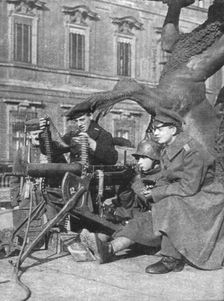 'L'Allemagne Revolutionnaire; Le 9 novembre 1918; mitrailleuses devant le chateau..., 1918. Creator: Unknown