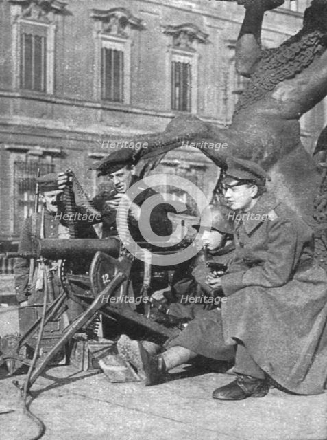''L'Allemagne Revolutionnaire; Le 9 novembre 1918; mitrailleuses devant le chateau..., 1918. Creator: Unknown.