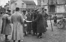 L "amalgame franco-americain"; le general Pershing examinant la carte au milieu... 1918. Creator: Unknown