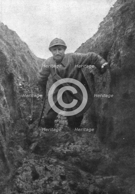 ''L'annee De Verdun; Un Autre Hiver, Les miseres du soldat: un mauvais boyau en Artois', 1915 (1924) Creator: Unknown.