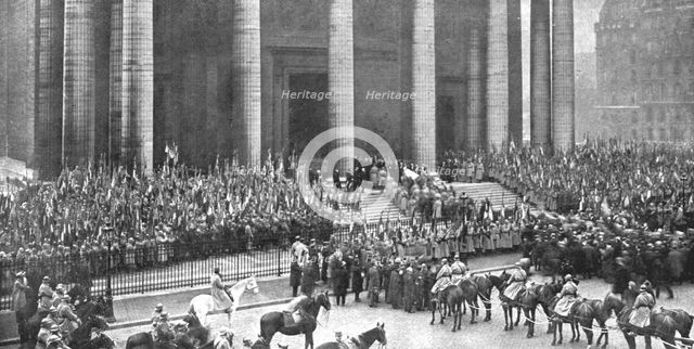 'L'apotheose du Soldat; le 11 novembre 1920, le cercueil du Soldat, porte par huit..., 1920. Creator: H Manuel.