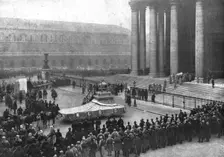 L'apotheose du Soldat; le cercueil du Soldat sort du Pantheon: sur la place, le canon de..., 1920. Creator: Unknown
