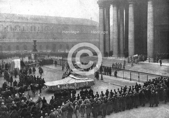 'L'apotheose du Soldat; le cercueil du Soldat sort du Pantheon: sur la place, le canon de..., 1920. Creator: Unknown.