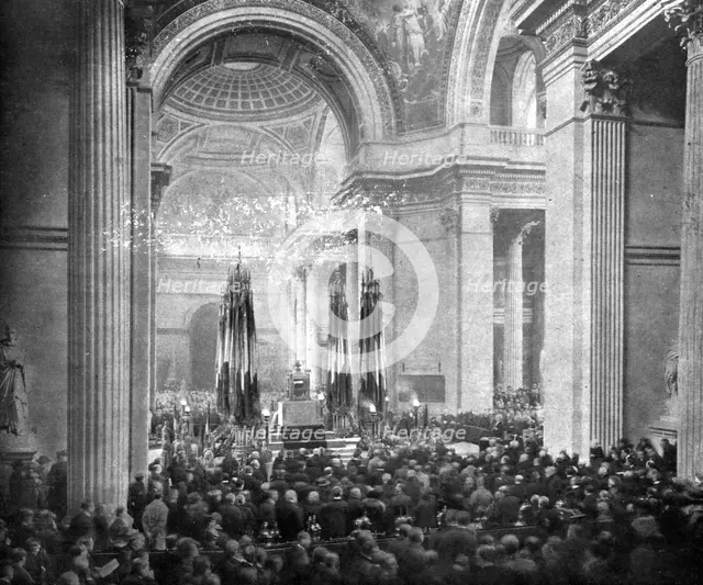 'L'apotheose du Soldat; le ceremonie du Pantheon: pendant le discours du president..., 1920. Creator: Unknown.
