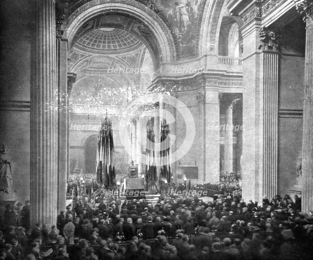 'L'apotheose du Soldat; le ceremonie du Pantheon: pendant le discours du president..., 1920. Creator: Unknown.