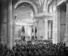 L'apotheose du Soldat; le ceremonie du Pantheon: pendant le discours du president..., 1920. Creator: Unknown