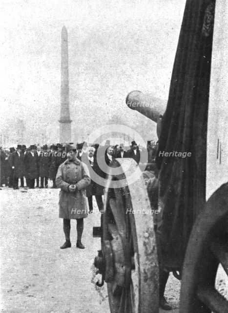 'L'apotheose du Soldat; Un arret place de la Concorde: M Millerand et le groupe..., 1920. Creator: Unknown.