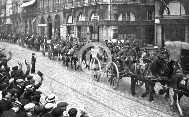 'L'Armee Britannique; Le defile de artillerie dans les rues de Rouen', 1914. Creator: Unknown.