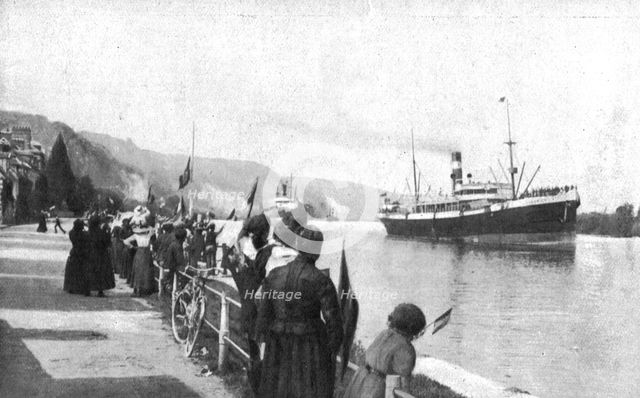 'L'Armee Britannique; Le long des rives de la Seine, que les transports Anglais remontent', 1914. Creator: Unknown.