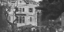 L'Arrestation des consule des puissances ennemies a Salonique; La foule devant le..., 1916. Creator: Unknown