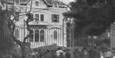 L'Arrestation des consule des puissances ennemies a Salonique; La foule devant le..., 1916. Creator: Unknown