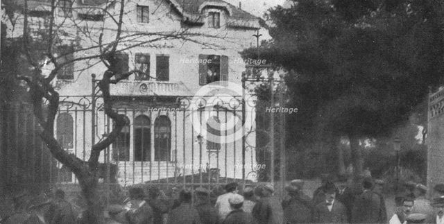 'L'Arrestation des consule des puissances ennemies a Salonique; La foule devant le..., 1916. Creator: Unknown.
