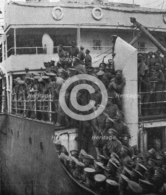 'L'arrivee a Marseille des premiers contingents Russes; les soldats masses sur le..., 1916. Creator: Jean Clair-Guyot.
