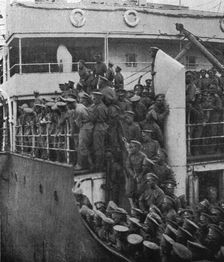 L'arrivee a Marseille des premiers contingents Russes; les soldats masses sur le..., 1916. Creator: Jean Clair-Guyot