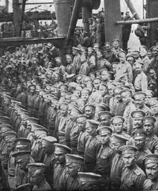 L'arrivee a Marseille des premiers contingents Russes; sur le pont du deuxieme..., 1916. Creator: Unknown