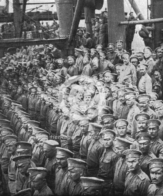 'L'arrivee a Marseille des premiers contingents Russes; sur le pont du deuxieme..., 1916. Creator: Unknown.