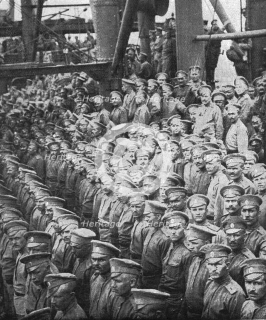 'L'arrivee a Marseille des premiers contingents Russes; sur le pont du deuxieme..., 1916. Creator: Unknown.