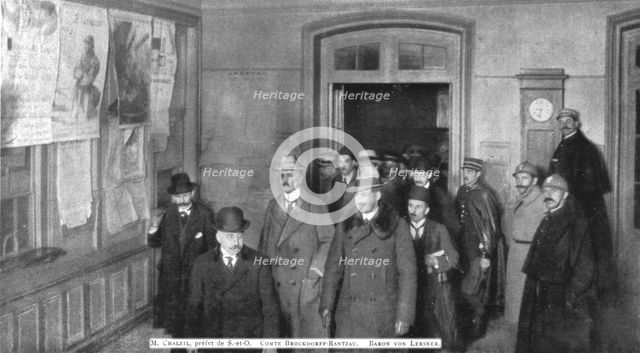 'L'arrivee de la delegation allemande; L'arrivee des plenipotentiaires allemands a..., 1919. Creator: Unknown.