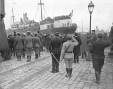 L'arrivee des russes; A son acostage, le Latouche-Treville, qui marchait en tete..., 1916 (1924) Creator: Unknown