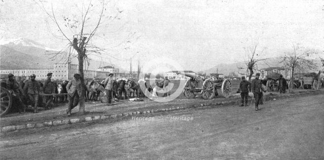 'L'artillerie lourde francaise traversant Monastir, le 20 novembre, avant d'aller occuper..., 1916. Creator: Unknown.