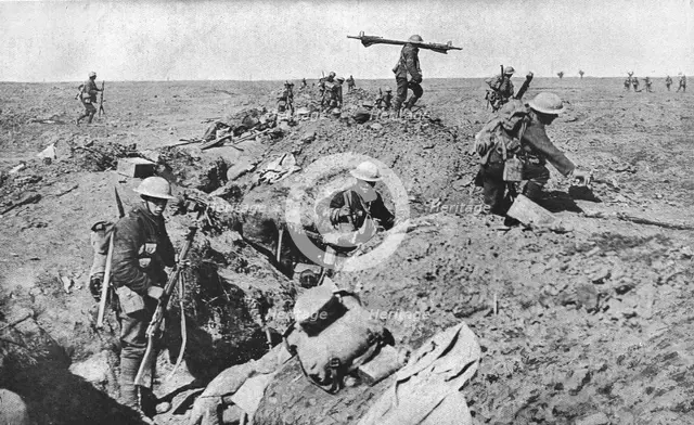 'L'Attaque Britannique du 25 septembre 1916; Reserves sortant des tranchees, apres leurs camarades d Creator: Unknown.