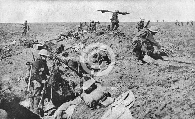 'L'Attaque Britannique du 25 septembre 1916; Reserves sortant des tranchees, apres leurs camarades d Creator: Unknown.