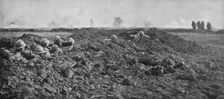 L'Attaque du 5 mai 1917 sur le Chemin des Dames; La sortie, par petits groupes, des..., 1917. Creator: Unknown