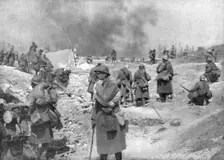 L'Attaque du Mont-Pertois; Un bataillon abordant, le 30 avril 1917, la ligne de cretes..., 1917. Creator: Unknown