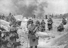 L'Attaque du Mont-Pertois; Un bataillon abordant, le 30 avril 1917, la ligne de cretes..., 1917. Creator: Unknown