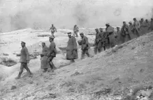 L'Attaque du Mont-Pertois; Prisonniers descendant les pentes du Pertois: au sommet..., 1917. Creator: Unknown
