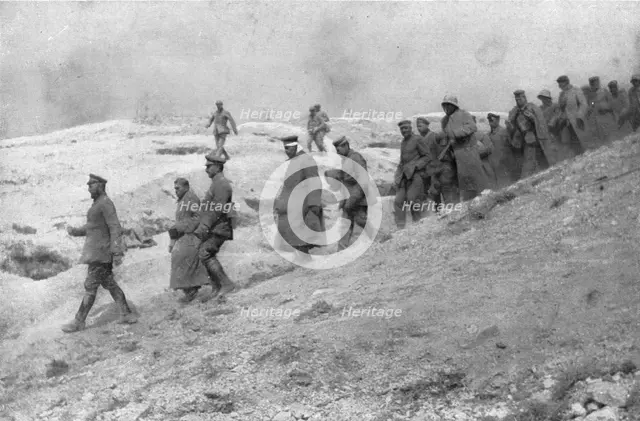 'L'Attaque du Mont-Pertois; Prisonniers descendant les pentes du Pertois: au sommet..., 1917. Creator: Unknown.