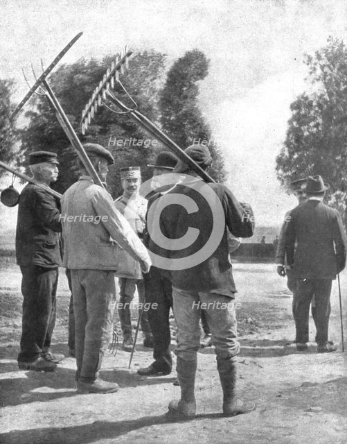 'L'attente confiante du pays; M. Clemenceau au milieu des cultivateurs d'un village du front', 1918. Creator: Unknown.