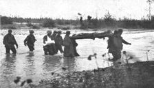 'L'autriche succombe; Un gue de la Piave; blesse transporte par des prisonniers autrichiens 1918. Creator: Unknown