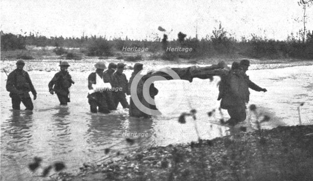 ''L'autriche succombe; Un gue de la Piave; blesse transporte par des prisonniers autrichiens', 1918. Creator: Unknown.