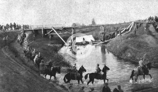 ''L'autriche succombe; Cavaliers italiens passant le Monticano', 1918. Creator: Unknown.