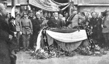 'L'autriche succombe; Le 3 novembre, le premier syndic de Trieste italienne salue le..., 1918. Creator: Unknown
