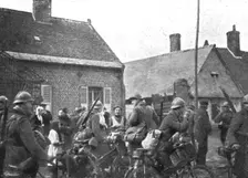 L'avance Francaise; Un village libere fait fete aux premiers soldats francais apparus: des chasseur Creator: Unknown