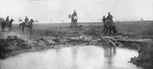L'avance Francaise; Une avant-garde de cavalerievient de contourner un veritable etang qui coupe la Creator: Unknown