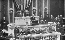 L'Avant-Guerre aux Etats-Unis; Le president Wilson, lisant au Congres, le 7 decembre 1915..., 1917. Creator: Underwood & Underwood