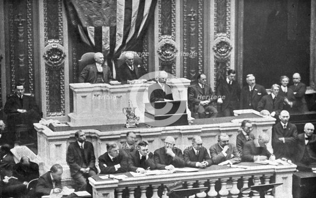 'L'Avant-Guerre aux Etats-Unis; Le president Wilson, lisant au Congres, le 7 decembre 1915..., 1917. Creator: Underwood & Underwood.