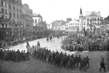 'L'entrée Solennelle de Britanniques a Lille; Defile sur la Grande-Place des troupes..., 1918. Creator: Unknown