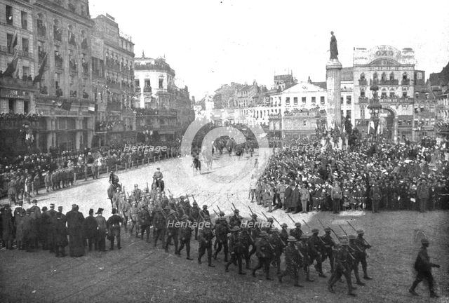 ''L'entrée Solennelle de Britanniques a Lille; Defile sur la Grande-Place des troupes..., 1918. Creator: Unknown.
