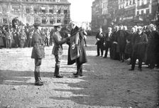 'L'entrée Solennelle de Britanniques a Lille; Le maire, M. Delesalle, remet au..., 1918. Creator: Unknown