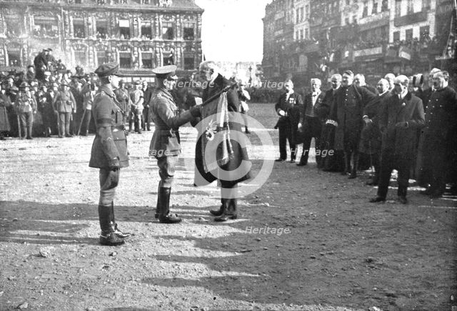 ''L'entrée Solennelle de Britanniques a Lille; Le maire, M. Delesalle, remet au..., 1918. Creator: Unknown.