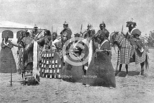 'L'escorte du lamido Rey Bouba, le plus grand roi noir du Cameroun et l'un des meilleurs..., 1916. Creator: Unknown.