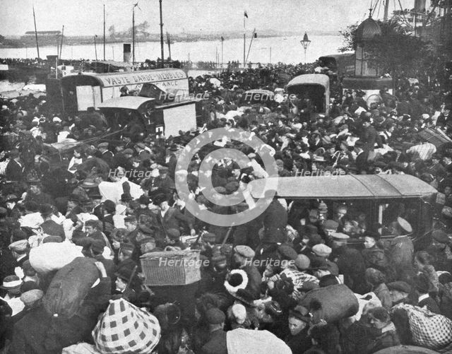 'L'etat Belge en Exil; Le general Pau, envoye a Anvers, en a preconise l'evacuation', 1914. Creator: Unknown.