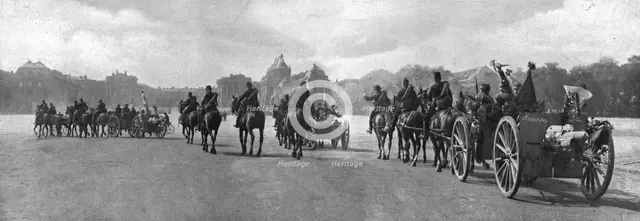 ''L'etat de Guerre; Nos hommes partent fleuris, leur materiel pare de drapeaux', 1914. Creator: Unknown.