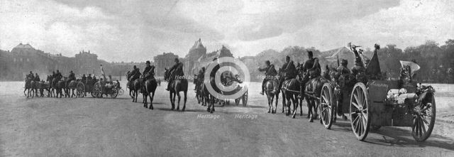 ''L'etat de Guerre; Nos hommes partent fleuris, leur materiel pare de drapeaux', 1914. Creator: Unknown.