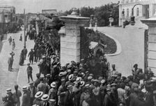 'L'etat de siege a Salonique; nos soldats gardent l'entrée de la Prefecture 1916. Creator: Unknown
