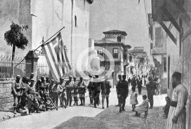 ''L'etat de siege a Salonique; Poste de soldats francais dans une rue de Salonique',1916. Creator: Unknown.